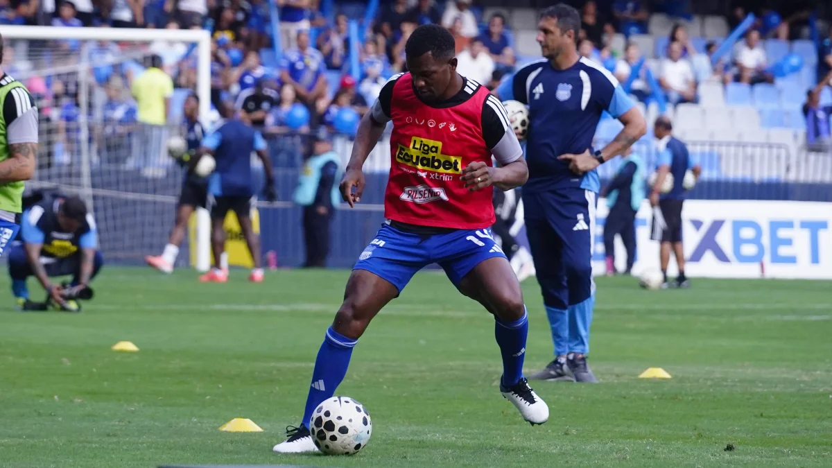 Romario Caicedo en el calentamiento de Emelec, previo a un partido de LigaPro 2026.