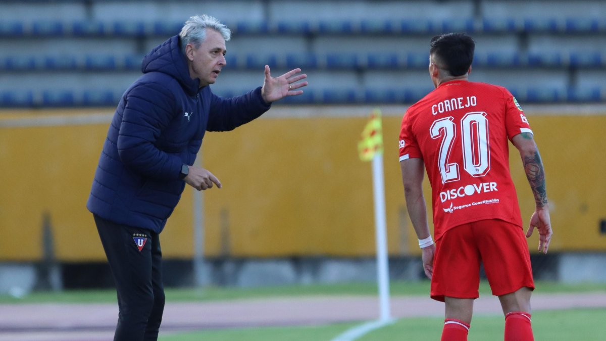 Tiago Nunes dirigiendo Liga de Quito en su último partido ante Universidad Católica, el miércoles, donde perdió 1-0.
