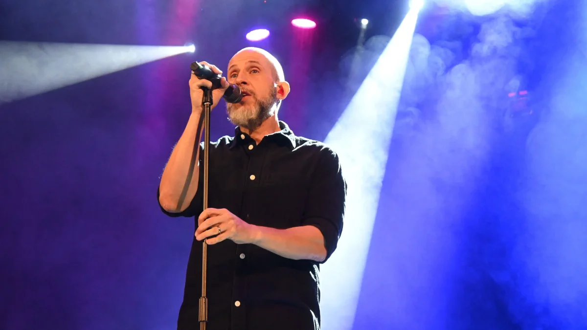 El espectáculo reúne canciones que han acompañado distintas etapas de su carrera con composiciones inéditas.