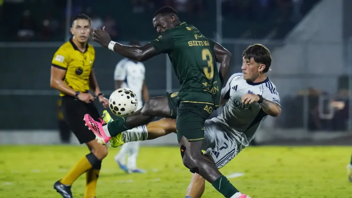 Luca Klimovicz (d) es el goleador de Emelec con 4 goles, en 19 fechas disputadas de la LigaPro.