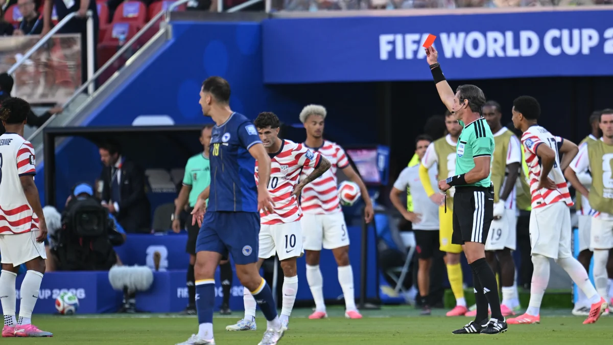 El árbitro brasileño Raphael Claus (d) dirigió Estados Unidos vs. Bosnia, en el Mundial 2026.