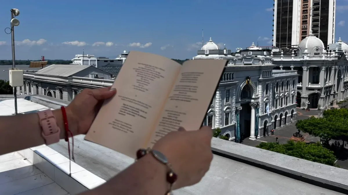 La ciudad 'atraviesa' a los autores de poemas; imprimen con arte lo que sienten de la misma, y como interviene en la cotidianidad. Guayaquil se encuentra en la poesía.