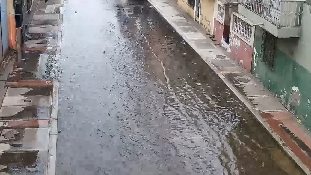 Acumulación de agua en una intersección de la calle 10 de Agosto.