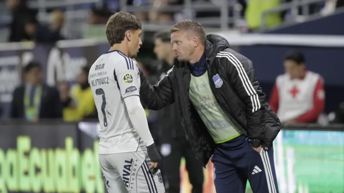 Cristian Nasuti le da indicaciones al delantero de Emelec, Luca Klimowicz.