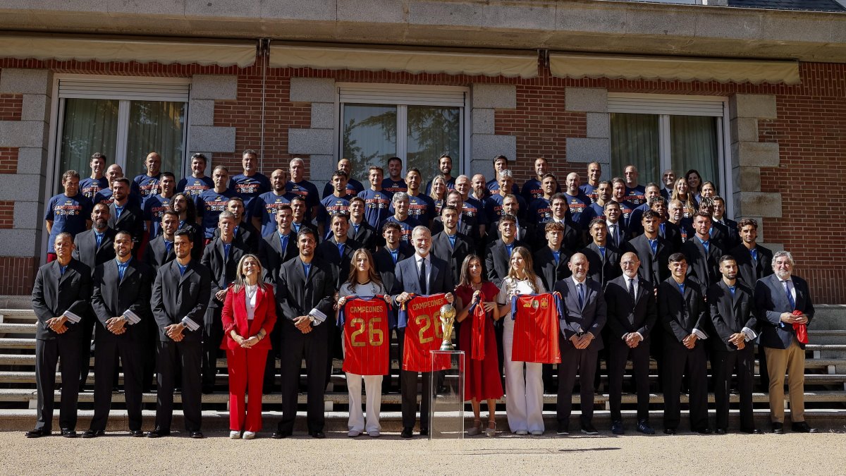 Los reyes Felipe VI y doña Letizia, la princesa de Asturias y la infanta Sofía, recibieron este lunes 20 de julio en el Palacio de la Zarzuela a la selección española.