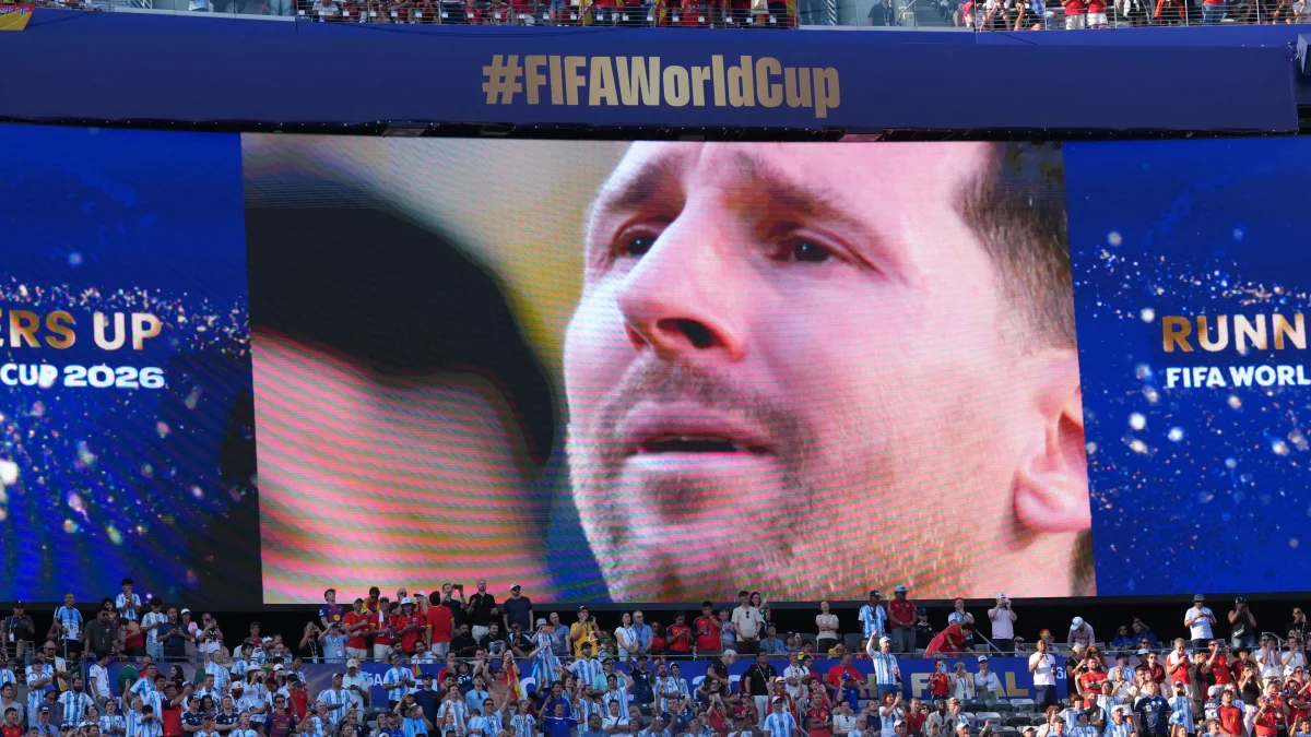 Una pantalla del estadio de Nueva Jersey muestra a Lionel Messi llorando tras perder la final del Mundial 2026 ante España.