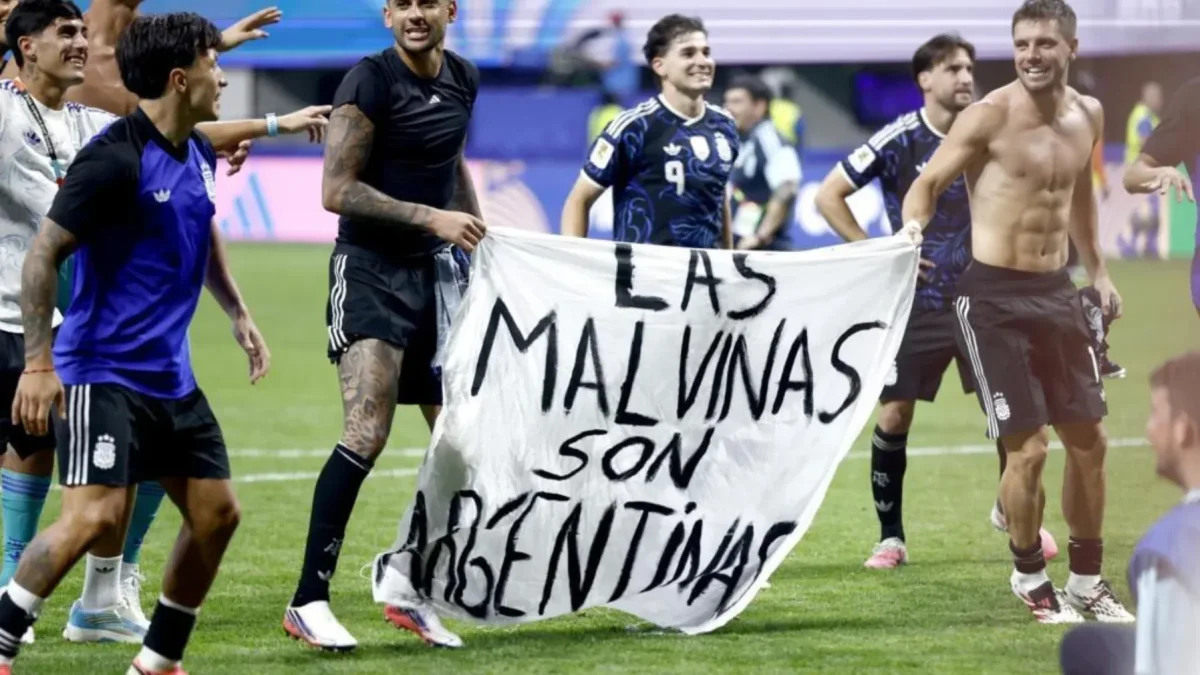 Jugadores argentinos con una pancarta