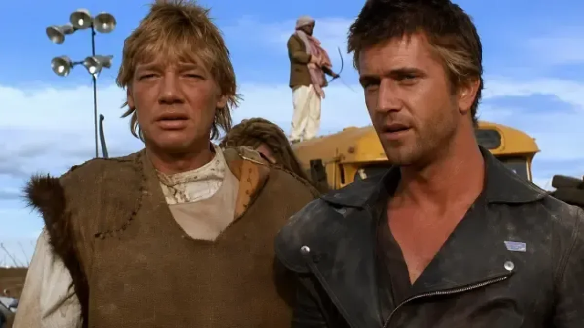 Mike Preston (izquierda), junto a Mel Gibson, durante el rodaje de 'Mad Max 2, el guerrero de la carretera'.