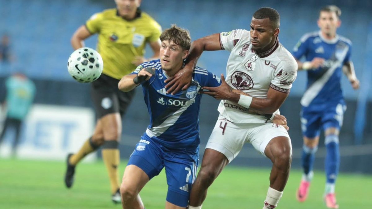 Luca Klimowicz (i) no pudo anotar en el duelo entre Emelec y Mushuc Runa, por la fecha 21 de la LigaPro.