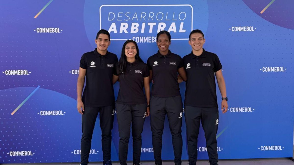 Jennifer Canchingre (d) es escarapela FIFA.