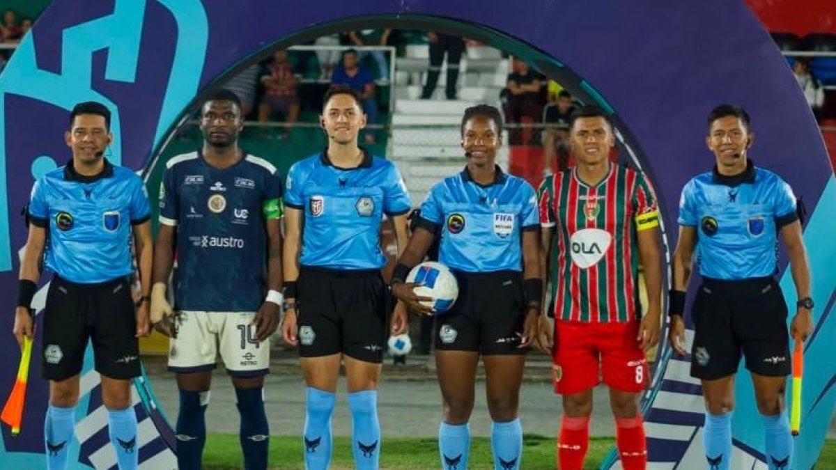 Jennifer Canchingre (c) es escarapela FIFA.