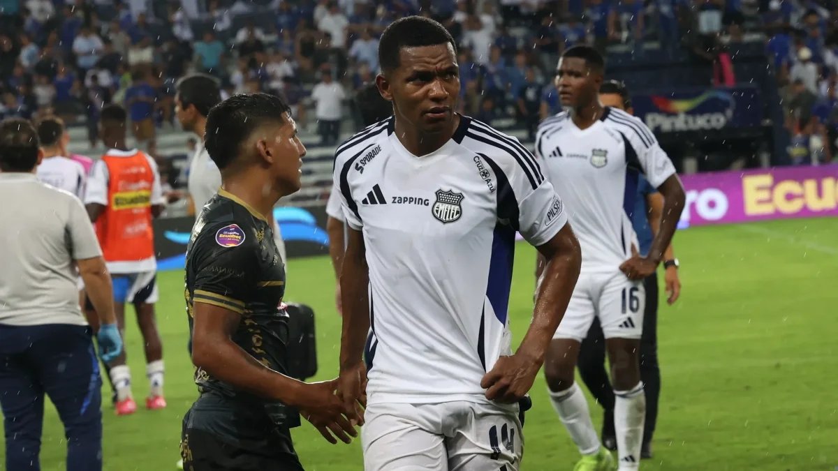 Romario Caicedo dejó de ser lateral derecho de Emelec.