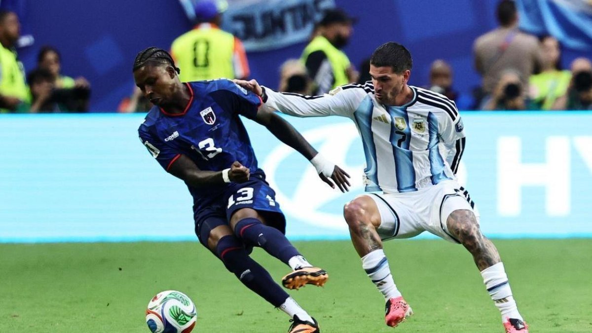 El delantero de Cabo Verde Sidny Lopes Cabral (i) en una de las acciones del partido contra Argentina en octavos de final.