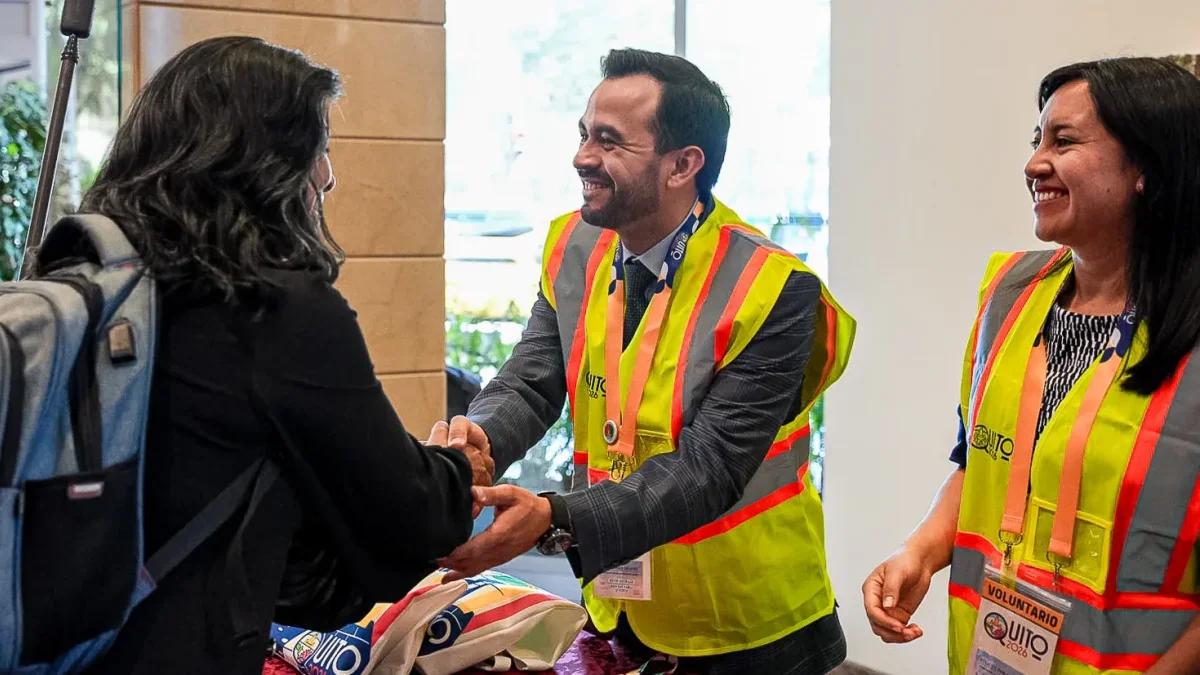 Uno de puntos de información que se han instalado para atender cualquier duda de los extranjeros que llegarán a Quito, para la Asamblea Internacional de los Testigos de Jehová.