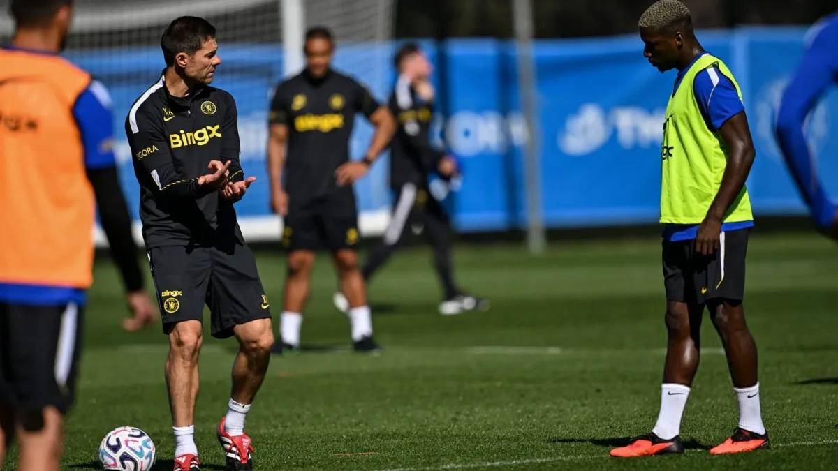 Moisés Caicedo (d) junto al entrenador Xabi Alonso, en la práctica de Chelsea.