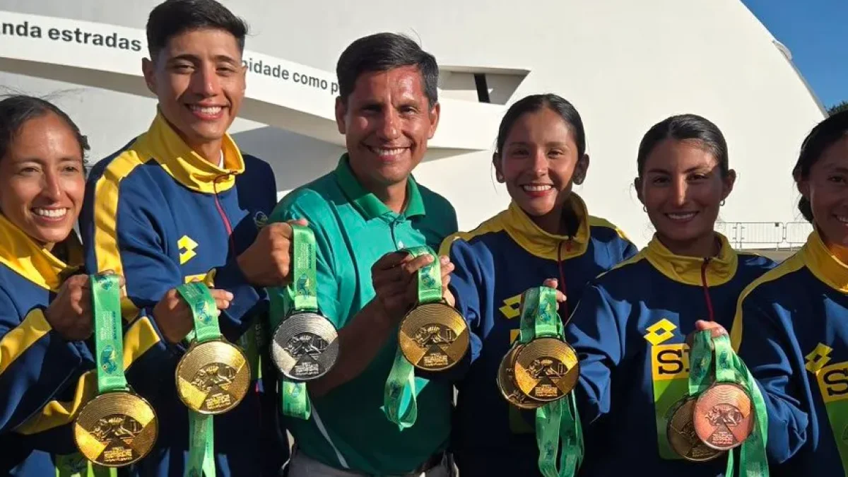 Jefferson Pérez (centro) nuevo presidente del COE junto a varios deportistas de Ecuador.