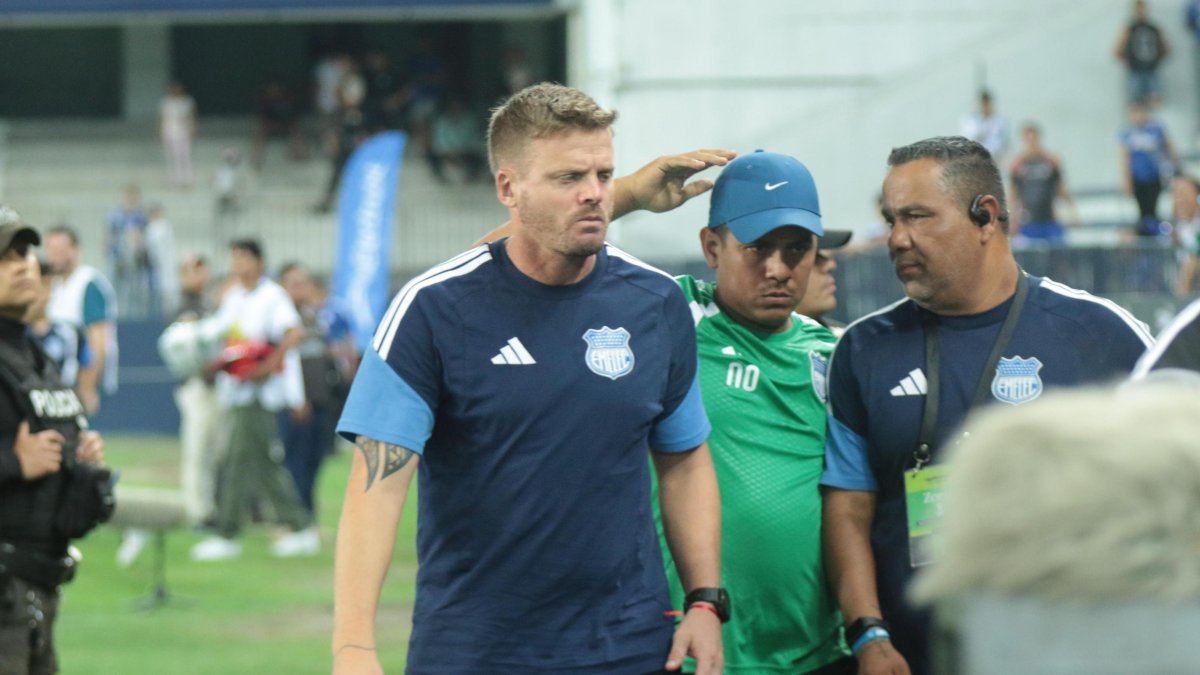 La cara del entrenador Cristian Nasuti lo dice todo, preocupa la situación del Bombillo.
