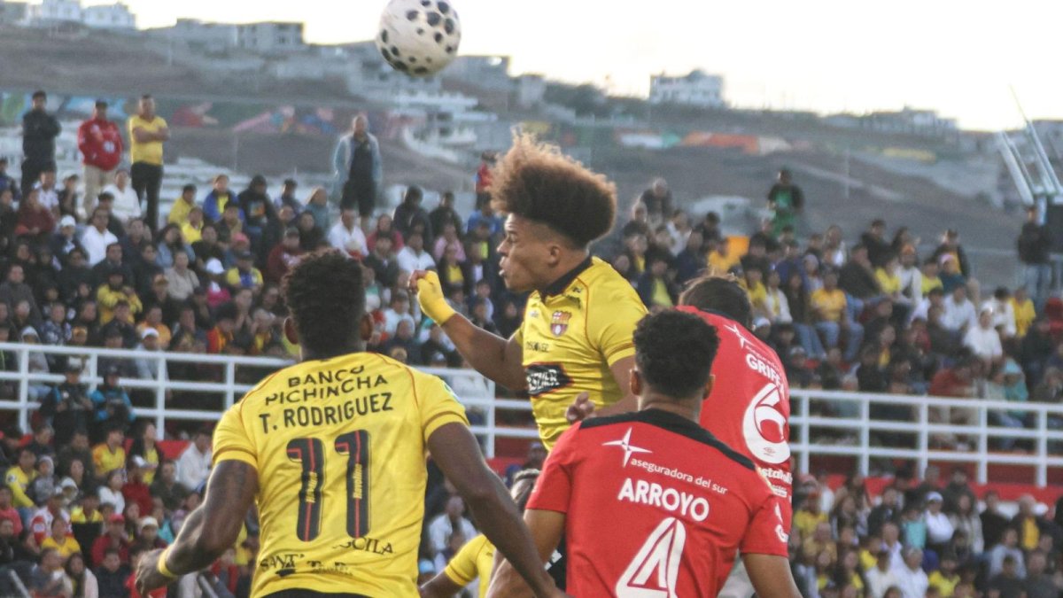 Leones y Barcelona SC juegan en el estadio Olímpico de Ibarra.