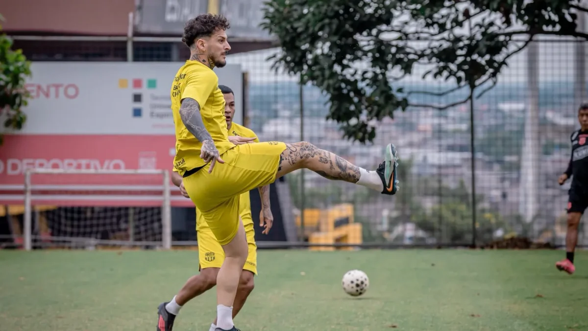 Darío Benedetto en el último entrenamiento de Barcelona ante de jugar contra Macará.