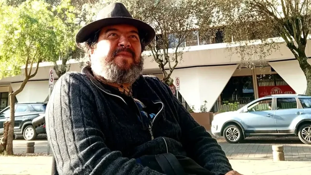 Secaira ha publicado nueve libros de poesía y un volumen de ensayos. Ha obtenido numerosos galardones, entre ellos En 2012 el Premio Poesía Paralelo Cero.