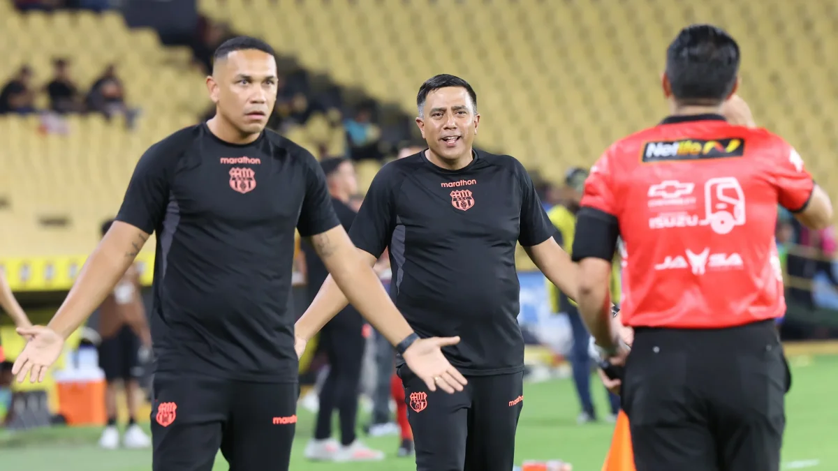 César Farías durante el partido que Barcelona SC perdió 2-1 ante Macará.