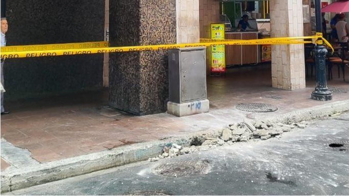 Así quedó una estructura en el centro de Guayaquil.