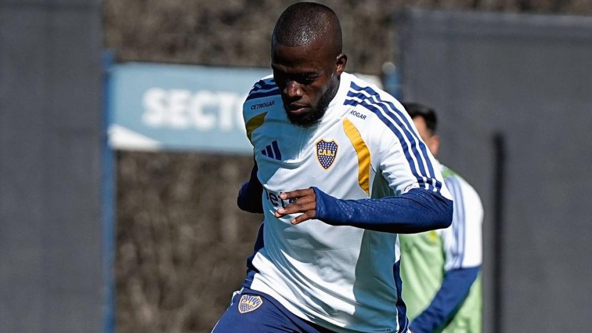 Enner Valencia vistiendo la camiseta de Boca Juniors.