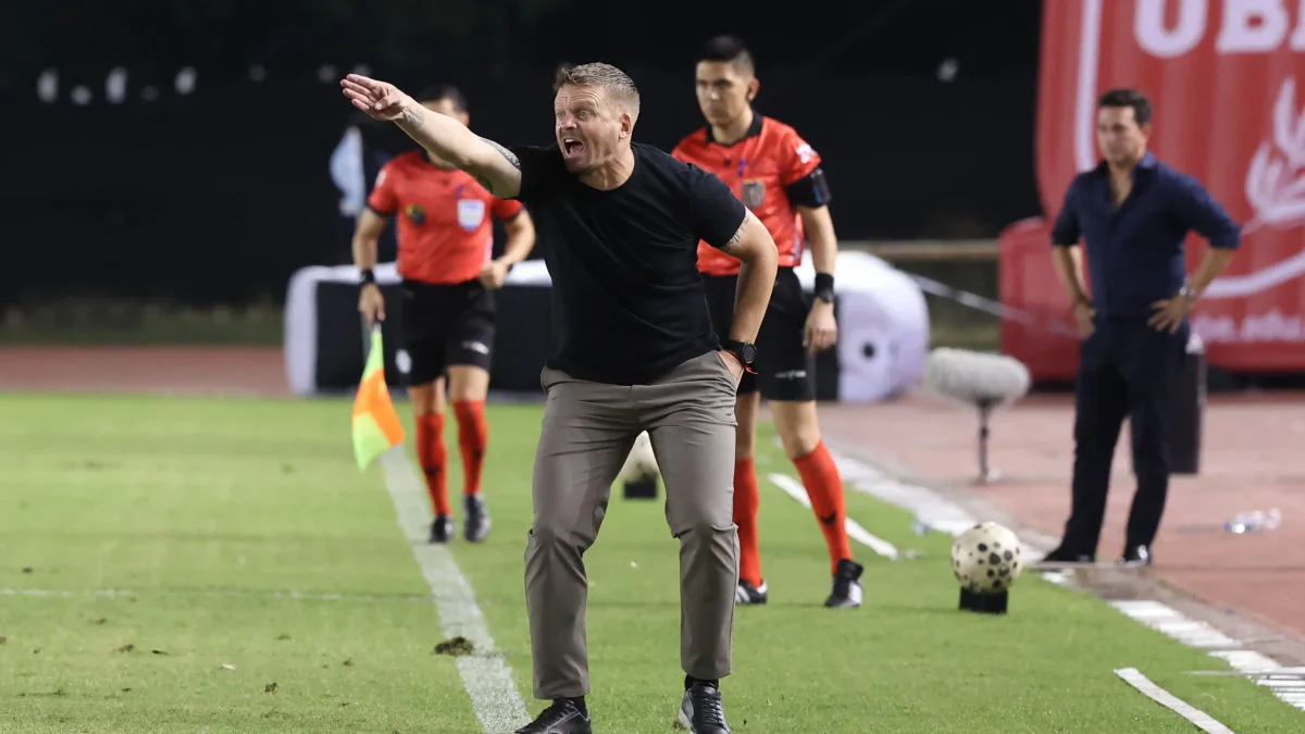 Cristian Nasuti dirige en la zona técnica de Emelec ante Guayaquil City.