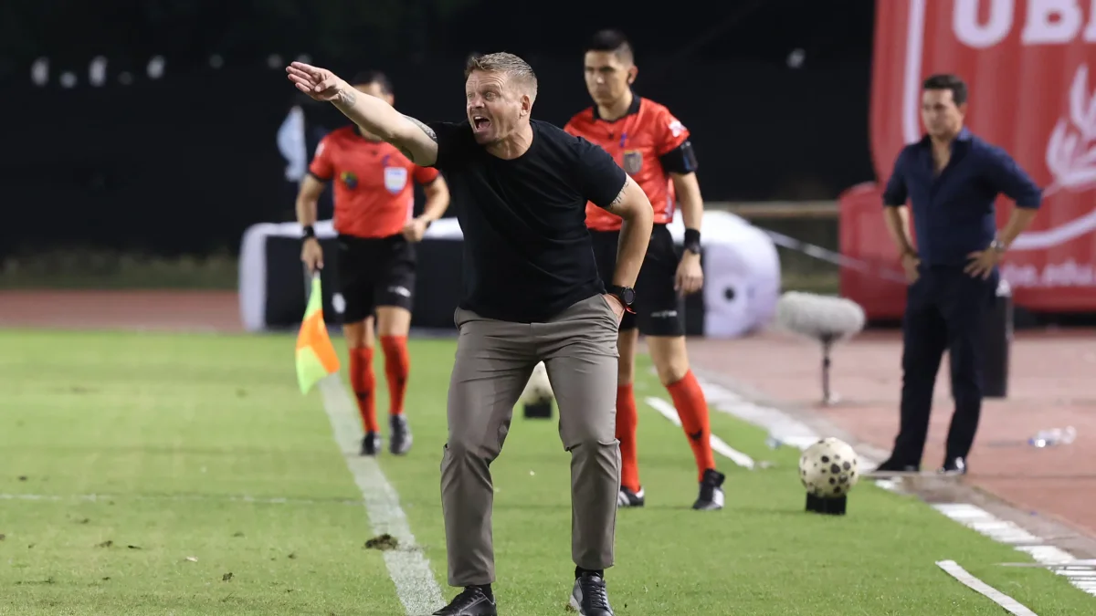 Cristian Nasuti dirige en la zona técnica de Emelec ante Guayaquil City.