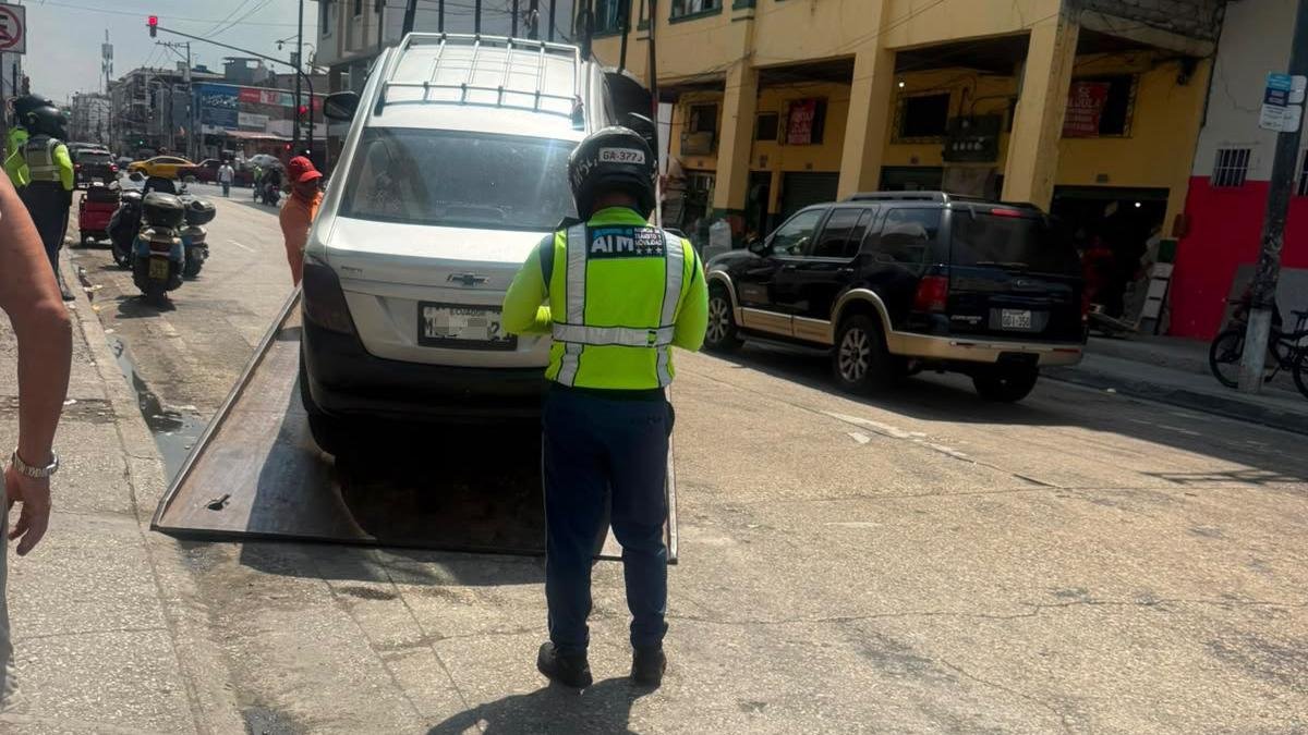 Vehículo con placas ocultas en Guayaquil recibe multa de $241.