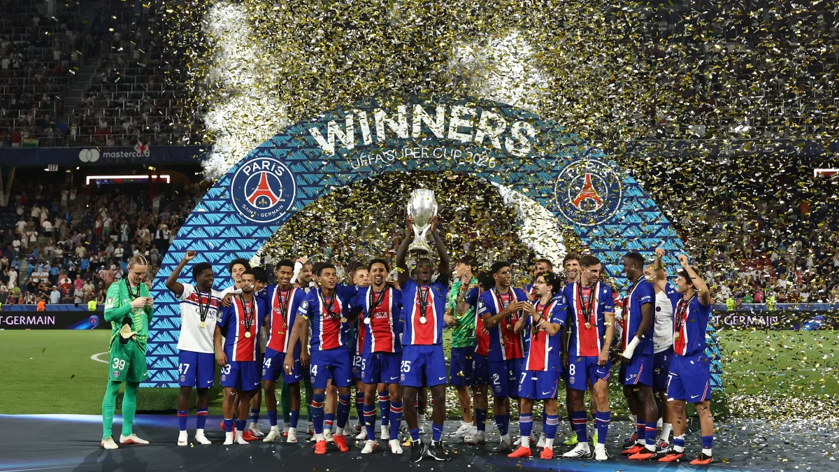 Jugadores de PSG celebraron la corona de la Supercopa de Europa 2026, tras vencer 2-1 a Aston Villa.
