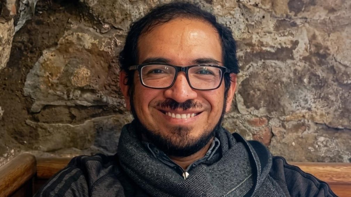 Juan Carlos Jurado es doctor en Filosofía y Ciencias Sociales, artista, profesor y escritor con conocimientos de latín y griego.
