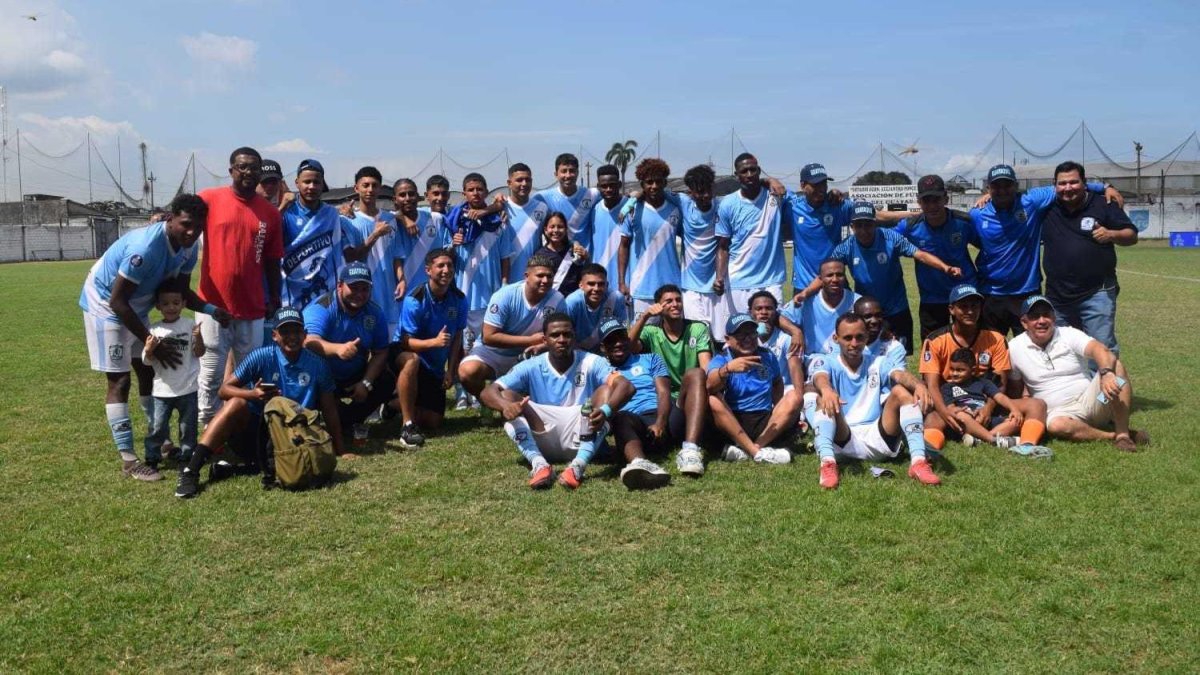 Deportivo Independiente Guayaquil celebrando el histórico ascenso a la Segunda Categoría del Guayas.