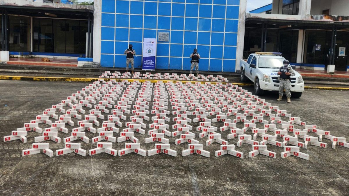 El Servicio Nacional de Aduana de Ecuador aprehende carga de cigarrillos.