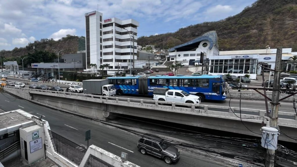La unidad en un puente de la Carlos Julio Arosemena.