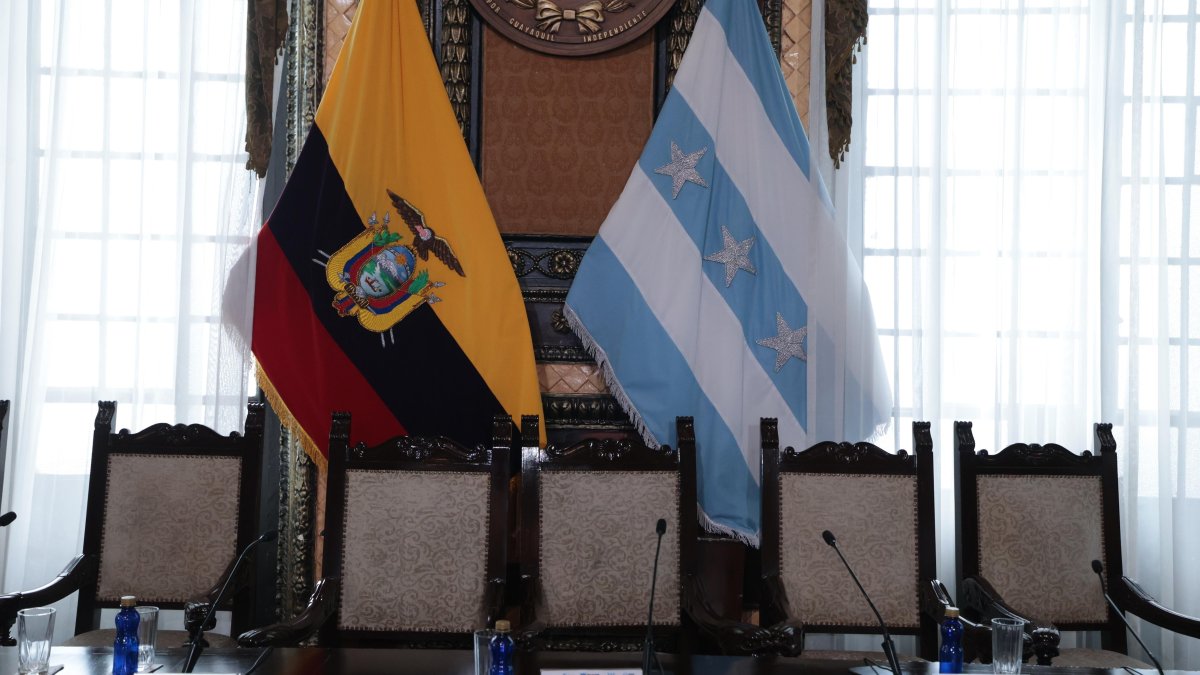 Imagen de la mesa donde sesionan los concejales, en el Salón de la Ciudad.