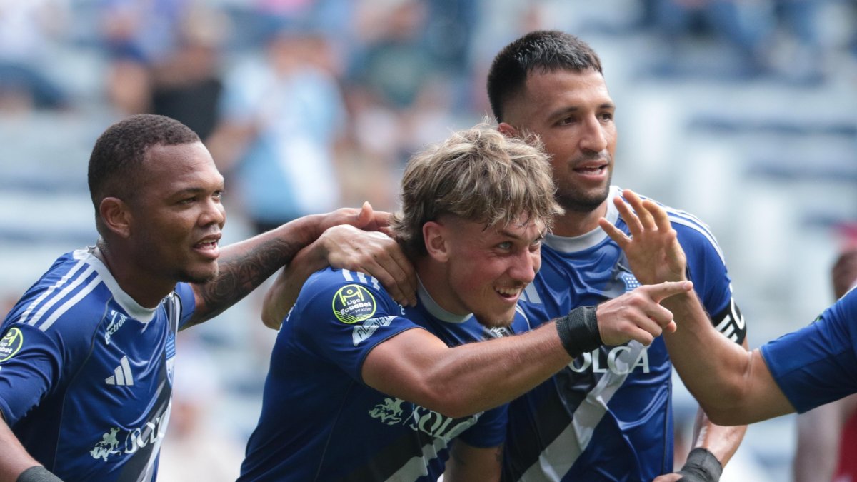 Luca Klimowicz (c) fue la figura de Emelec al marcar un doblete ante Técnico Universitario.