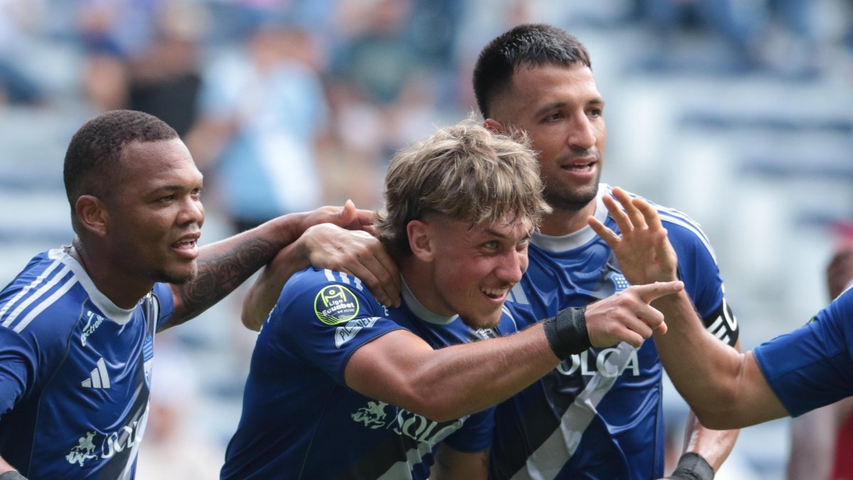 Luca Klimowicz (c) delantero de Emelec y goleador del Bombillo.