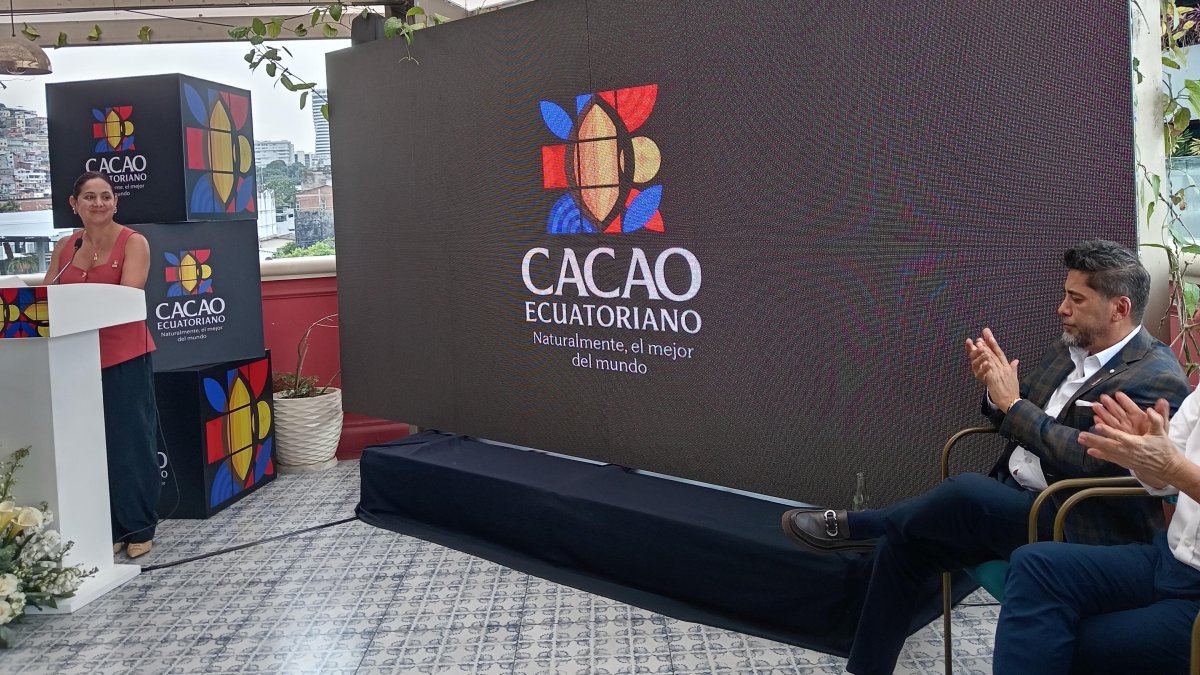 Merlyn Casanova, directora de Anecacao, presenta la marca de cacao que va a representar a Ecuador.