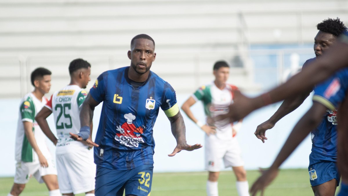 Anthony Bedoya como si fuera un 9 estuvo para poner la cabeza y a festejar.