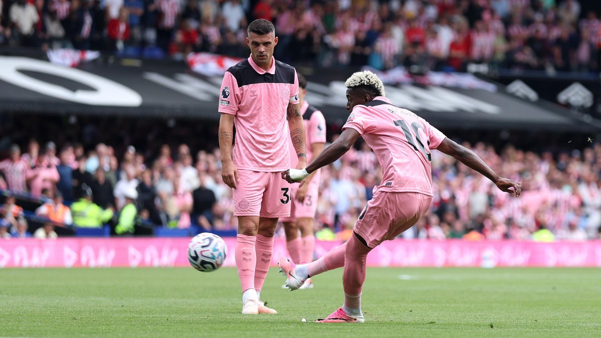 Angulo marco de tiro libre su primera anotación en la Premier League.