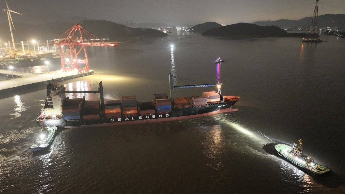 Buque portacontenedores de la naviera china Sea Legend zarpando rumbo a Inglaterra. Desde el 15 de agosto, opera el primer servicio semanal de contenedores por la Ruta Ártica.