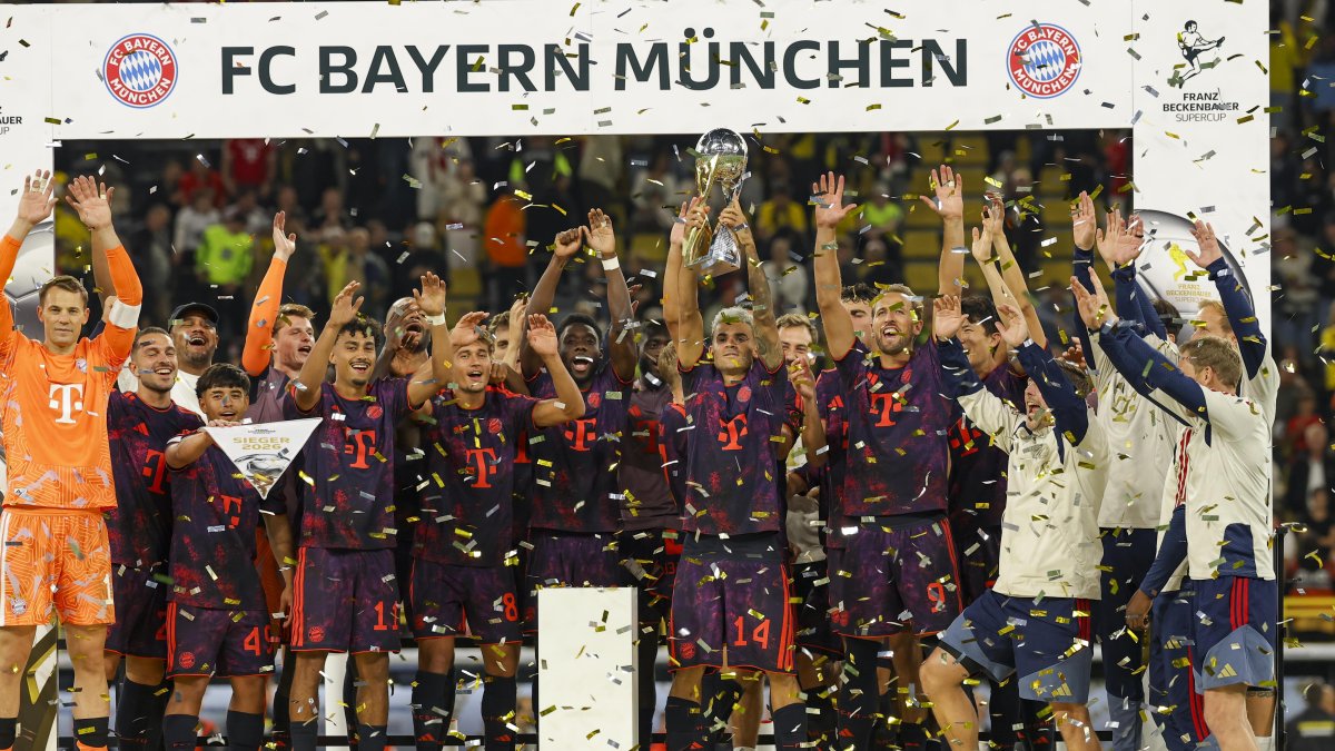 Los jugadores de Bayern Múnich celebran el título de la Supercopa de Alemania 2026.