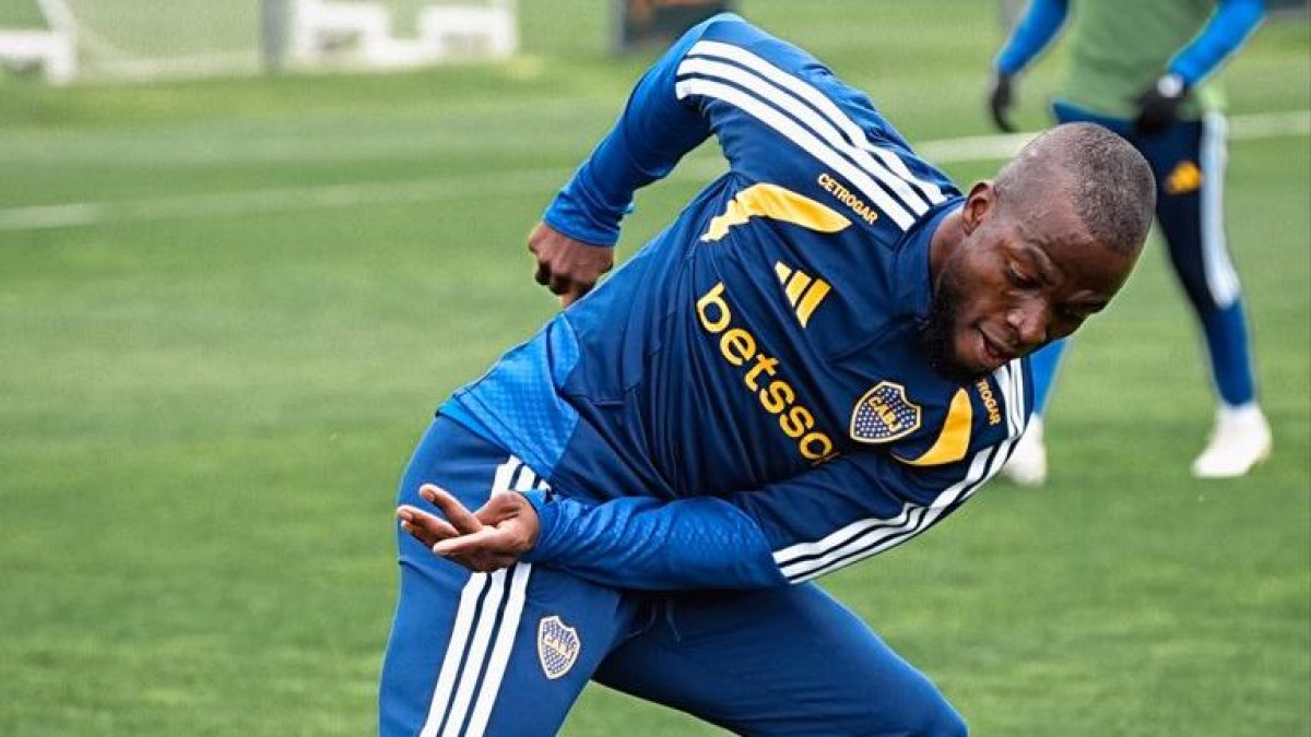Enner Valencia espera su oportunidad para debutar en la Liga argentina con la camiseta de Boca Juniors.