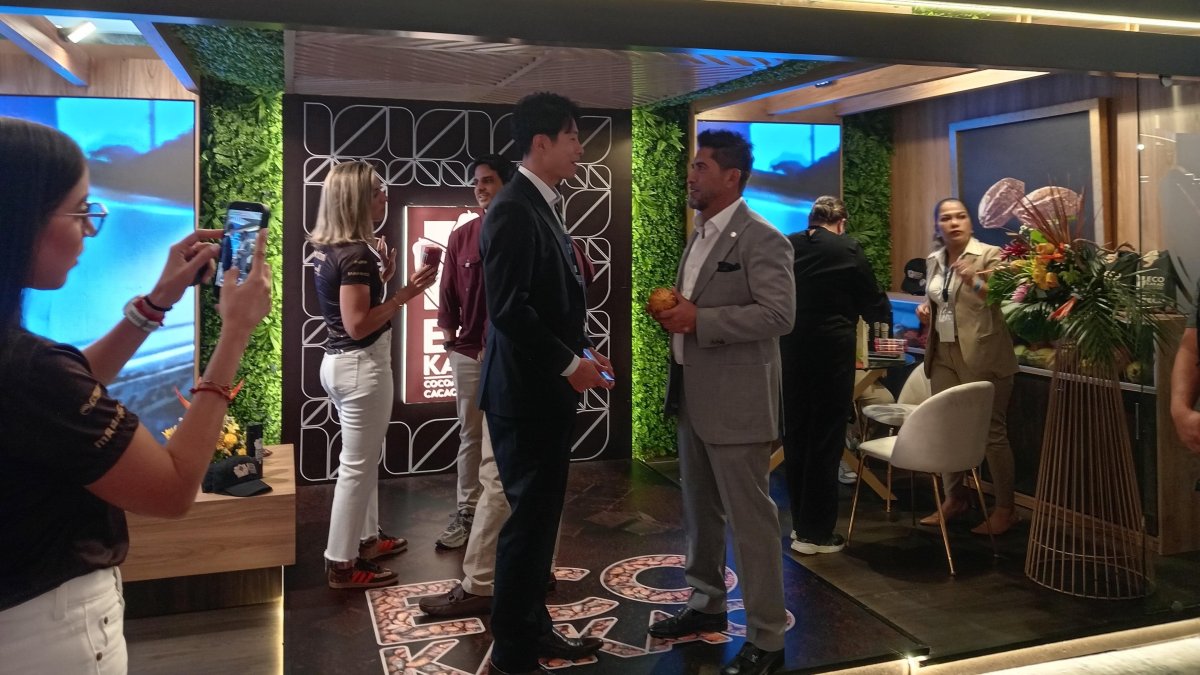 Yutaka Kai, experto de mercado de Itochu Internacional Inc, de Japón e Iván Ontaneda, presidente de Anecacao.