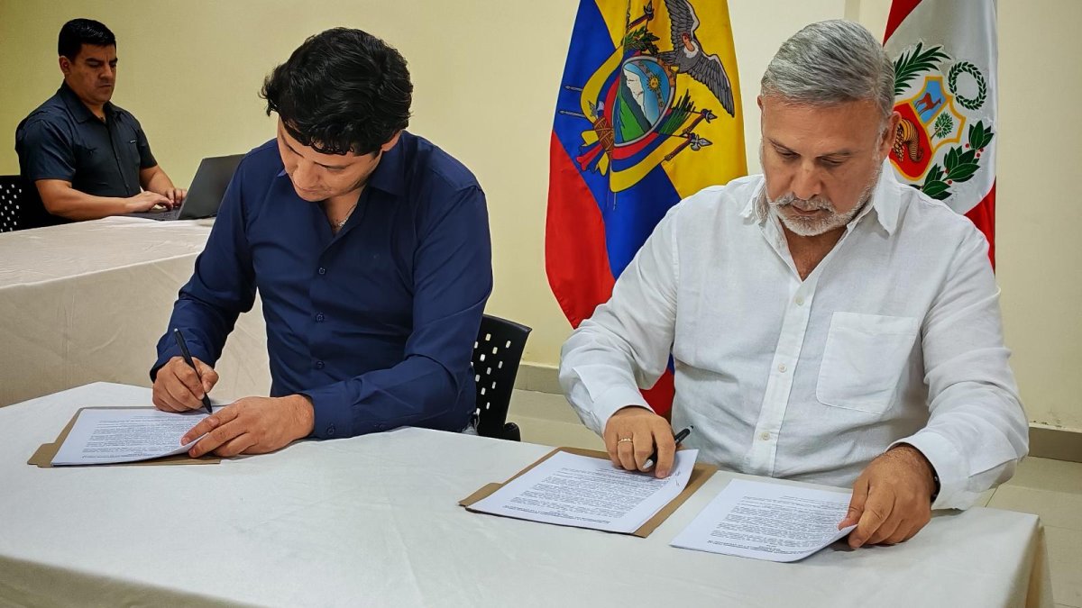 Autoridades de Ecuador y Perú firman cooperación binacional para mantenimiento del Canal de Zarumilla.