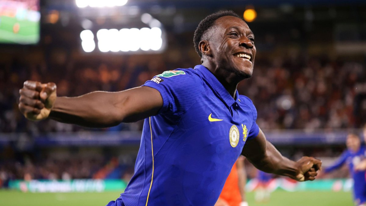 Danny Welbeck marcó en la victoria de Chelsea.