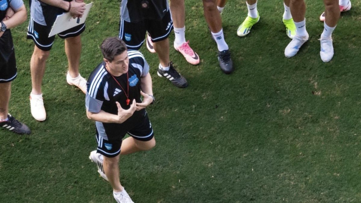El DT Ezequiel Medrán en su primera charla técnica con los integrantes del Bombillo, de cara al partido ante Leones en el Capwell.