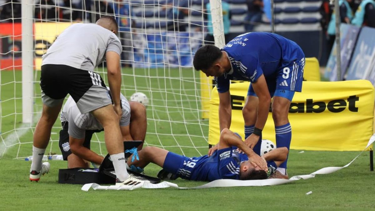 Juan Pablo Ruíz hizo el gol de Emelec, pero no pudo festejar por el golpe que se dio.