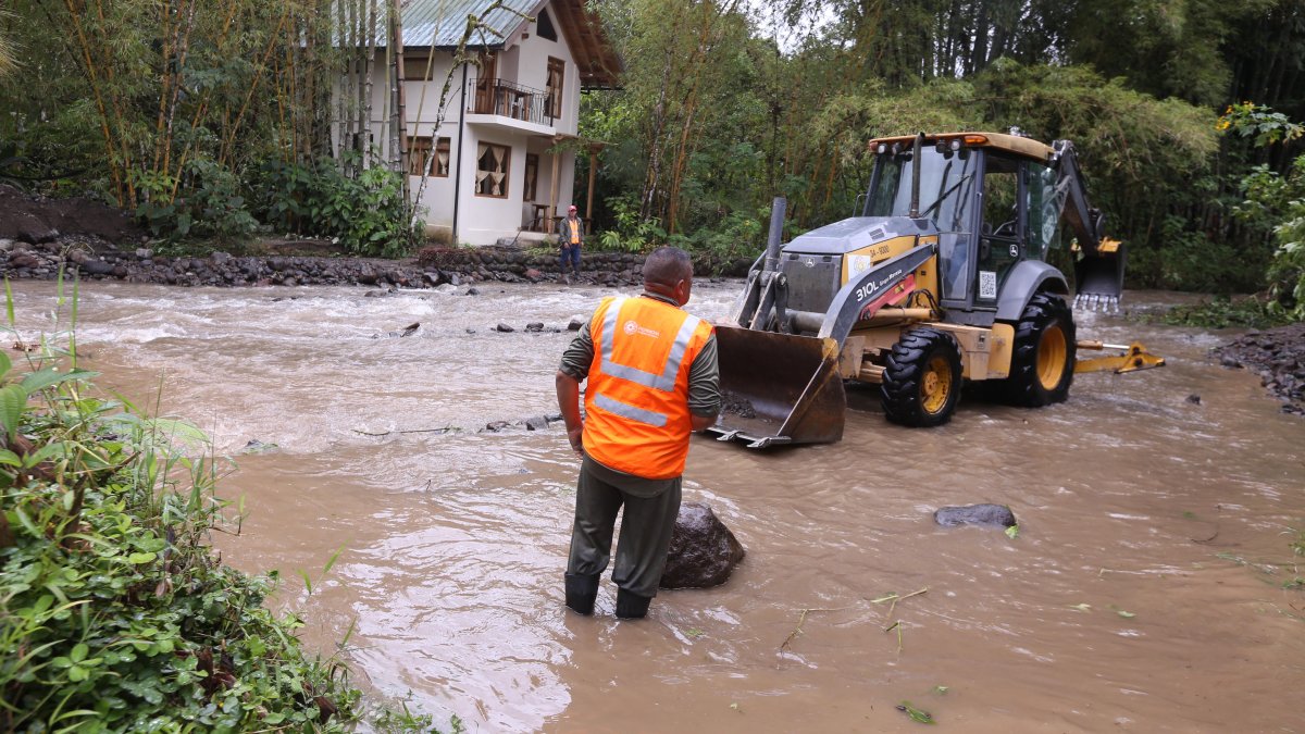 Los trabajos que se hicieron en el pasado en una carretera de Pichincha por desborde de un río, por las fuertes lluvias.